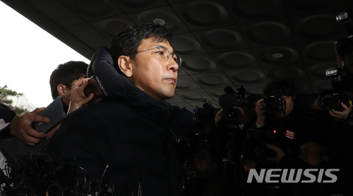 【서울=뉴시스】임태훈 기자 = 자신의 비서를 성폭행한 혐의를 받고 있는 안희정 전 충남도지사가 9일 오후 서울 마포구 서부지방검찰청으로 자진출석하고 있다. 2018.03.09 taehoonlim@newsis.com