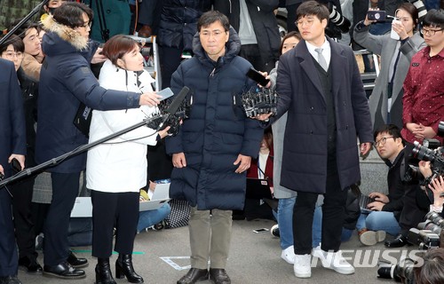 【서울=뉴시스】조성봉 기자 = 여비서 성폭행 의혹을 받고 있는 안희정 전 충남도지사가 9일 오후 서울 마포구 서울서부지검에 출석하며 잠시 입술을 깨물고 있다. 2018.03.09.suncho21@newsis.com