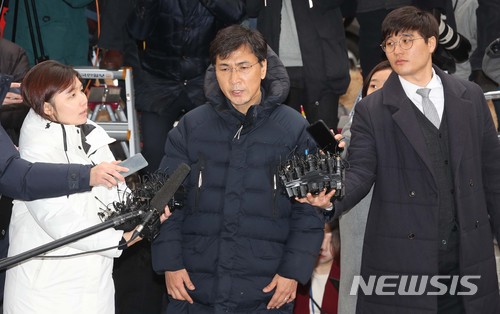 【서울=뉴시스】조성봉 기자 = 여비서 성폭행 의혹을 받고 있는 안희정 전 충남도지사가 9일 오후 서울 마포구 서울서부지검에 출석하며 취재진의 질문에 답변하고 있다. 2018.03.09. suncho21@newsis.com