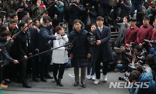 【서울=뉴시스】조성봉 기자 = 여비서 성폭행 의혹을 받고 있는 안희정 전 충남도지사가 9일 오후 서울 마포구 서울서부지검에서 취재진에게 질문세례를 받고 있다.2018.03.09.suncho21@newsis.com