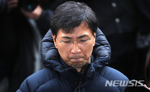 【서울=뉴시스】임태훈 기자 = 자신의 비서를 성폭행한 혐의를 받고 있는 안희정 전 충남도지사가 지난 3월9일 오후 서울 마포구 서부지방검찰청으로 자진출석하고 있다. 2018.03.09 taehoonlim@newsis.com