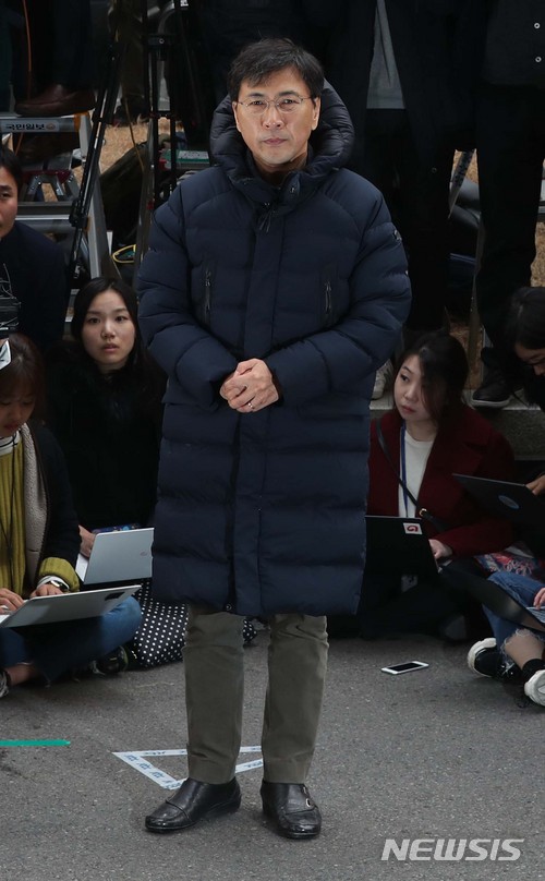 【서울=뉴시스】조성봉 기자 = 여비서 성폭행 의혹을 받고 있는 안희정 전 충남도지사가 9일 오후 서울 마포구 서울서부지검에 출석하며 잠시 두손을 모으고 있다. 2018.03.09.suncho21@newsis.com