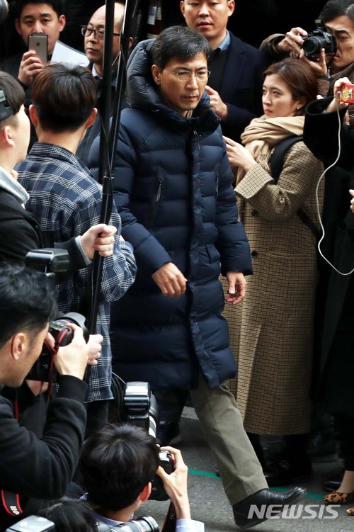 【서울=뉴시스】조성봉 기자 = 여비서 성폭행 의혹을 받고 있는 안희정 전 충남도지사가 9일 오후 서울 마포구 서울서부지검에 굳은 표정으로 출석하고 있다. 2018.03.09. suncho21@newsis.com
