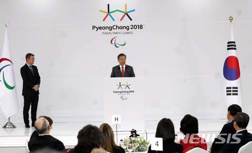 【평창=뉴시스】전진환 기자 = 문재인 대통령이 9일 오후 2018 평창 동계 패럴림픽 개회식 리셉션 IPC 소개행사가 열린 강원도 평창군 용평리조트 블리스힐스테이에서 IPC 집행위원들에게 환영사를 하고 있다. 2018.03.09.&nbsp; amin2@newsis.com 