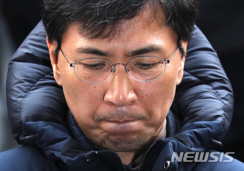 【서울=뉴시스】임태훈 기자 = 자신의 비서를 성폭행한 혐의를 받고 있는 안희정 전 충남도지사가 9일 오후 서울 마포구 서부지방검찰청으로 자진출석하고 있다. 2018.03.09 taehoonlim@newsis.com