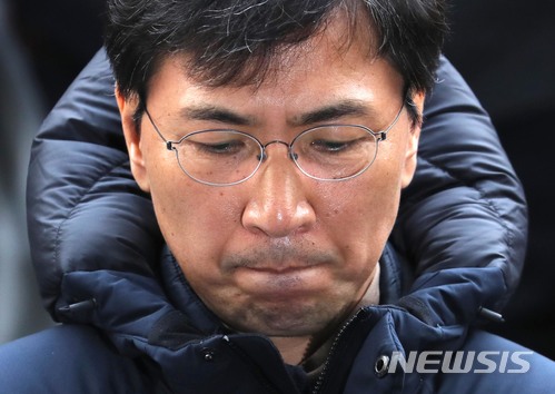 【서울=뉴시스】임태훈 기자 = 자신의 비서를 성폭행한 혐의를 받고 있는 안희정 전 충남도지사가 9일 오후 서울 마포구 서부지방검찰청으로 자진출석하고 있다. 2018.03.10&nbsp; taehoonlim@newsis.com 