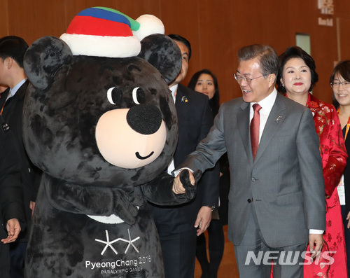 【평창=뉴시스】전진환 기자 = 문재인 대통령이 9일 오후 2018 평창 동계 패럴림픽 개회식 리셉션 IPC 소개행사가 열린 강원도 평창군 용평리조트 블리스힐스테이에서 마스코트 반다비의 손을 잡고 행사장으로 향하고 있다. 2018.03.09. amin2@newsis.com