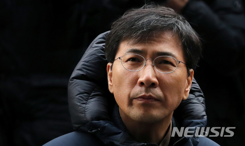 【서울=뉴시스】임태훈 기자 = 자신의 비서를 성폭행한 혐의를 받고 있는 안희정 전 충남도지사가 9일 오후 서울 마포구 서부지방검찰청으로 자진출석, 취재진의 질문에 답변하고 있다. 2018.03.09&nbsp; taehoonlim@newsis.com