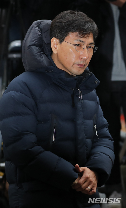 【서울=뉴시스】임태훈 기자 = 자신의 비서를 성폭행한 혐의를 받고 있는 안희정 전 충남도지사가 9일 오후 서울 마포구 서부지방검찰청으로 자진출석하고 있다. 2018.03.09 taehoonlim@newsis.com