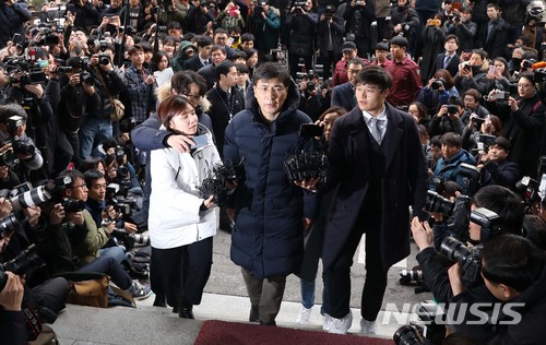 【서울=뉴시스】조성봉 기자 = 여비서 성폭행 의혹을 받고 있는 안희정 전 충남도지사가 9일 오후 서울 마포구 서울서부지검에 굳은 표정으로 출석하고 있다. 2018.03.09.suncho21@newsis.com