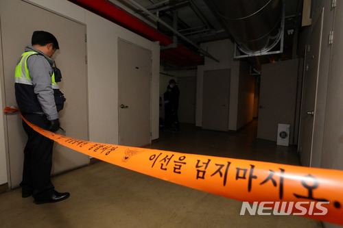 【서울=뉴시스】배훈식 기자 = 경찰이 9일 오후 서울 광진구의 한 아파트 지하주차장에서 여제자 성추행 의혹을 받던 배우 조민기씨의 사망 현장을 통제하고 있다. 2018.03.09. dahora83@newsis.com