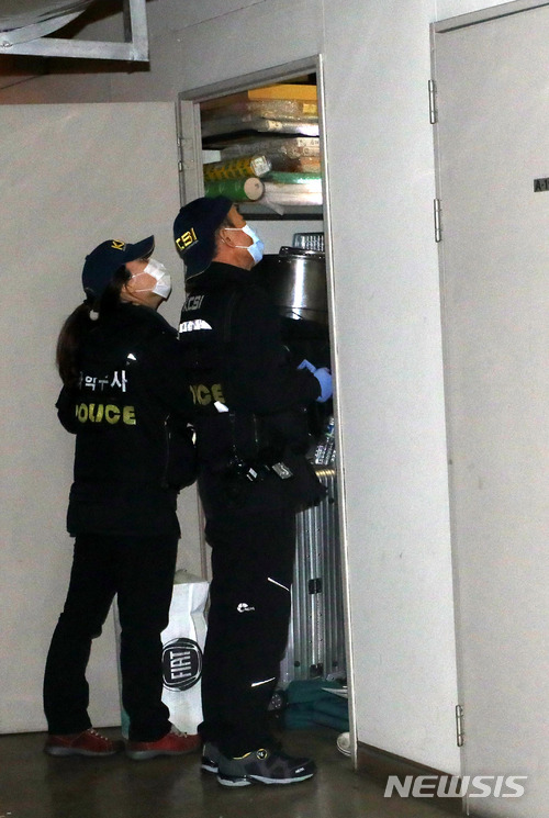 【서울=뉴시스】배훈식 기자 = 경찰이 9일 오후 서울 광진구의 한 아파트 지하주차장에서 배우 조민기씨의 사망 현장을 조사하고 있다. 2018.03.09. dahora83@newsis.com