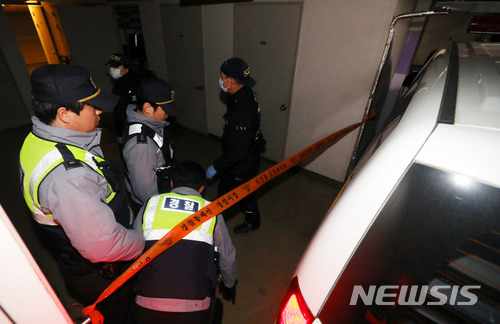 【서울=뉴시스】배훈식 기자 = 경찰이 9일 오후 서울 광진구의 한 아파트 지하주차장에서 여제자 성추행 의혹을 받던 배우 조민기씨의 사망 현장을 통제하고 있다. 2018.03.09. dahora83@newsis.com