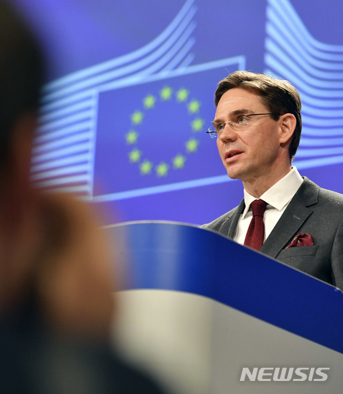 【브뤼셀=AP/뉴시스】 이위르키 카타이넨 유럽연합(EU) 집행위원회 부위원장이 지난 3월 9일 벨기에 브뤼셀 EU 본부에서 미국의 철강 관세에 대한 기자회견을 열고 있다. EU의 통상정책을 총괄하는 카타이넨 부위원장은 23일 미국이 자동차 수입 관세를 인상할 경우 이에 대응하겠다는 입장을 밝혔다. 2018. 6.23