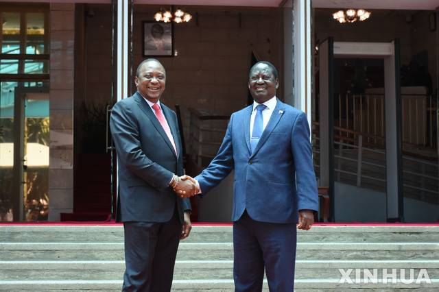 【 나이로비(케냐) =신화/뉴시스】 지난 2018년 3월9일&nbsp; 우후루 케냐타 케냐대통령(왼쪽)이 케냐 수도 나이로비에서 야당 대선 후보였던 라일라 오딩가와 학수하고 잇다. 2020.03.27