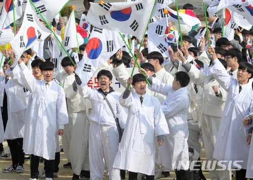 【전주=뉴시스】강인 기자 = 10일 전북 전주 신흥고에서 '3·13만세 운동' 재현 행사가 열린 가운데 학생들이 태극기를 흔들며 함성을 지르고 있다. 2018.03.10.kir1231@newsis.com