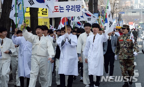 【전주=뉴시스】강인 기자 = 10일 전북 전주 신흥고에서 '3·13만세 운동' 재현 행사가 열린 가운데 학생들이 태극기를 흔들고 만세를 외치며 전주시내 거리 행진을 하고 있다. 2018.03.10. kir1231@newsis.com 