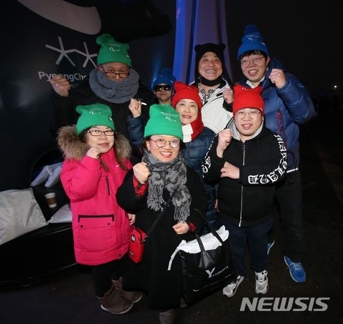 【평창=뉴시스】김경목 기자 = 2018평창동계패럴림픽대회 개막일인 9일 오후 개그맨 윤정수가 왜소증 환자들의 모임 한국작은키연합회 소속 회원들과 함께 강원 평창군 평창올림픽스타디움에서 열린 개회식 공연 관람 전 마스코트 반다비 앞에서 기념사진을 촬영하고 있다. 2018.03.09. photo31@newsis.com