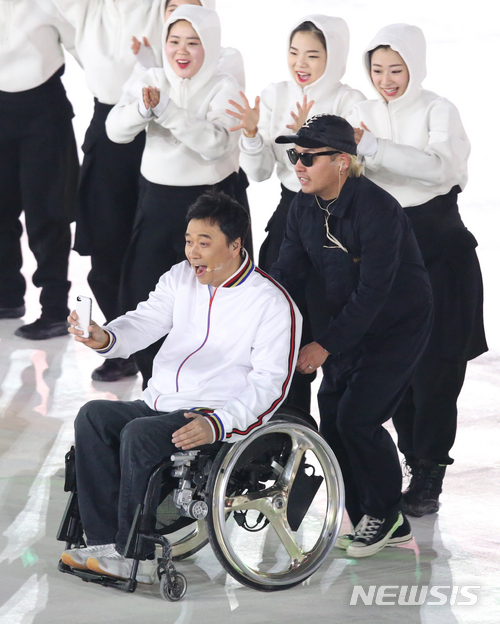 【평창=뉴시스】김경목 기자 = 2018평창동계패럴림픽대회 개막일인 9일 오후 가수 클론의 강원래가 강원 평창군 대관령면 평창올림픽스타디움에서 열린 개회식에서 자신의 공연을 끝낸 뒤 스마트폰을 꺼내 들고 무대와 관람석을 이동하며 현장의 모든 것을 영상으로 기록하고 있다. 2018.03.09.&nbsp; photo31@newsis.com