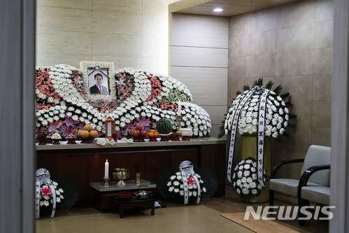 【서울=뉴시스】사진공동취재단 = 고 조민기는 이날 오후 4시 5분께 서울 광진구 구의동의 한 아파트 주차장에서 심정지 및 호흡정지 상태로 발견됐다. 현장에서 심폐소생술을 진행했고 건국대병원으로 옮겨 졌으나 끝내 사망했다. 2018.03.09. photo@newsis.com