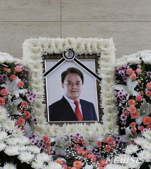 【서울=뉴시스】사진공동취재단 = 고 조민기는 이날 오후 4시 5분께 서울 광진구 구의동의 한 아파트 주차장에서 심정지 및 호흡정지 상태로 발견됐다. 현장에서 심폐소생술을 진행했고 건국대병원으로 옮겨 졌으나 끝내 사망했다. 2018.03.09.&nbsp; photo@newsis.com
