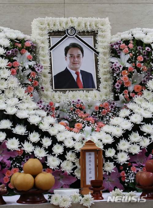 [서울=뉴시스] 사진공동취재단 = 고 조민기는 이날 오후 4시 5분께 서울 광진구 구의동의 한 아파트 주차장에서 심정지 및 호흡정지 상태로 발견됐다. 현장에서 심폐소생술을 진행했고 건국대병원으로 옮겨 졌으나 끝내 사망했다. 2018.03.09. photo@newsis.com