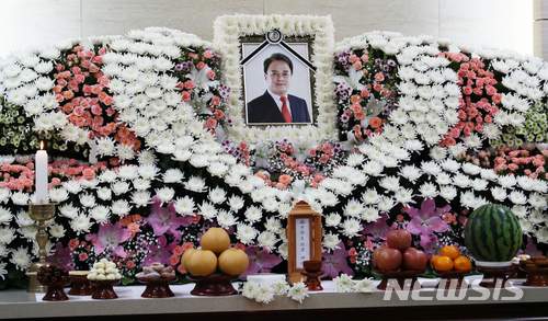 【서울=뉴시스】사진공동취재단 = 고 조민기는 이날 오후 4시 5분께 서울 광진구 구의동의 한 아파트 주차장에서 심정지 및 호흡정지 상태로 발견됐다. 현장에서 심폐소생술을 진행했고 건국대병원으로 옮겨 졌으나 끝내 사망했다. 2018.03.09. photo@newsis.com