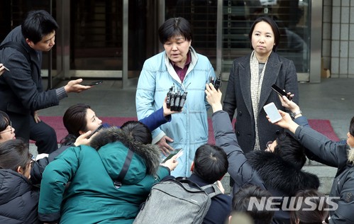 【서울=뉴시스】조성봉 기자 = 안희정 전 충남도지사의 성폭행 피해자인 김지은 씨의 변호인 장윤정, 정혜선(오른쪽) 변호사가 10일 오전 서울 마포구 서울서부지검을 나서며 취재진의 질문에 답변하고 있다.&nbsp; 성폭행 피해자 김지은 씨는 23시간 검찰 조사를 마친 뒤 귀가했다. 2018.03.10. suncho21@newsis.com