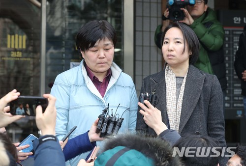 【서울=뉴시스】조성봉 기자 = 안희정 전 충남도지사의 성폭행 피해자인 김지은 씨의 변호인 장윤정(왼쪽), 정혜선 변호사가 10일 오전 서울 마포구 서울서부지검을 나서며 취재진의 질문에 답변하고 있다.&nbsp; 성폭행 피해자 김지은 씨는 23시간 검찰 조사를 마친 뒤 귀가했다. 2018.03.10. suncho21@newsis.com