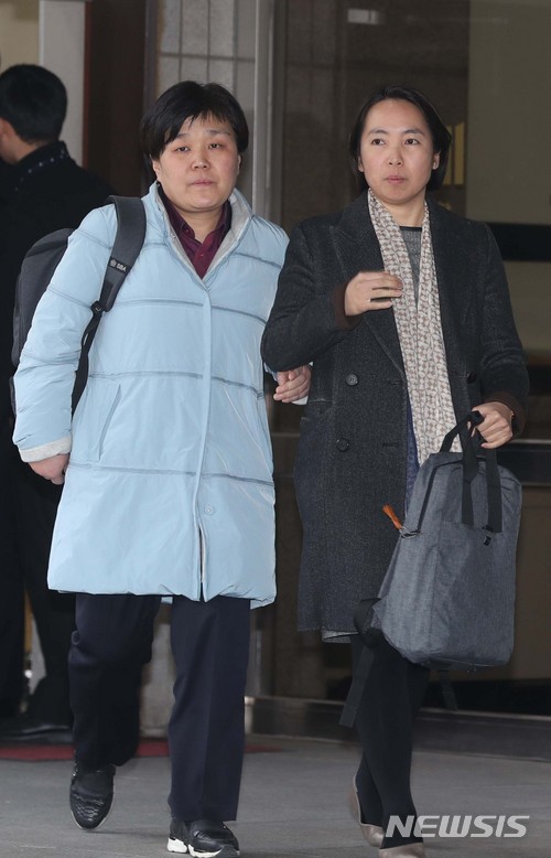 【서울=뉴시스】조성봉 기자 = 안희정 전 충남도지사의 성폭행 피해자인 김지은 씨의 변호인 장윤정(왼쪽), 정혜선 변호사가 10일 오전 서울 마포구 서울서부지검을 나서며 이야기를 나누고 있다.&nbsp; 성폭행 피해자 김지은 씨는 23시간 검찰 조사를 마친 뒤 귀가했다. 2018.03.10. suncho21@newsis.com