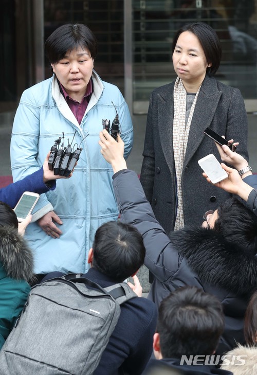 【서울=뉴시스】조성봉 기자 = 안희정 전 충남도지사의 성폭행 피해자인 김지은 씨의 변호인 장윤정(왼쪽), 정혜선 변호사가 10일 오전 서울 마포구 서울서부지검을 나서며 취재진의 질문에 답변하고 있다. 성폭행 피해자 김지은 씨는 23시간 검찰 조사를 마친 뒤 귀가했다. 2018.03.08.suncho21@newsis.com