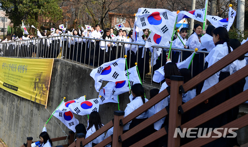 【광주=뉴시스】류형근 기자 = 광주 3·1만세운동 태동지 양림동 지역에 역사·문화길이 조성된다. 광주 남구 양림동 수피아여자고등학교 3·1만세운동기념동상에서 학생과 시민들이 태극기를 높이 들고 만세운동을 재현하고 있다. 2018.06.12. (사진=뉴시스 DB) photo@newsis.com