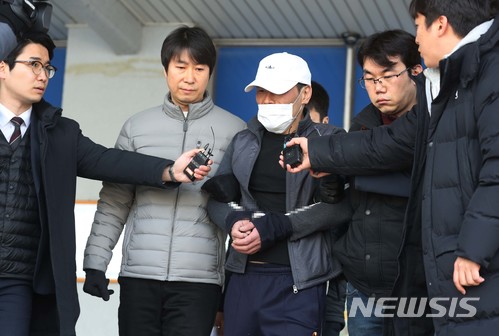 【서울=뉴시스】조성봉 기자 = 흥인지문 방화범 장모 씨가 10일 오후 서울 종로구 종로경찰서 유치장에서 나와 영장실질심사를 위해 서울중앙지방법원으로 향하고 있다. 2018.03.10.suncho21@newsis.com