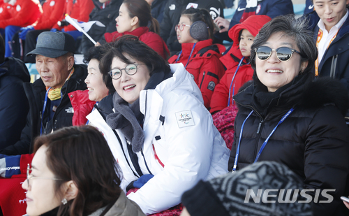 【평창=뉴시스】문재인 대통령의 부인 김정숙 여사는 10일 강원도 평창에서 열린 바이애슬론 경기장을 찾아 국가대표 가족들과 함께 참관했다. 신의현 선수의 부모님과 가족들, 이정민 선수의 어머니도 김 여사와 함께 관람했다. 2018.03.10. (사진=청와대 제공) photo@newsis.com