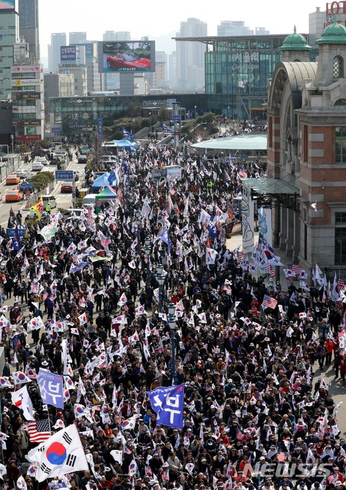 【서울=뉴시스】고범준 기자 = 10일 오후 서울역 광장에서 대한애국당 주최로 열린 박근혜 대통령 불법탄핵 1년 규탄·태극기 애국열사 1주기 추모 집회에서 참가자들이 태극기를 들고 박 전 대통령 석방을 촉구하고 있다. 2018.03.10. bjko@newsis.com