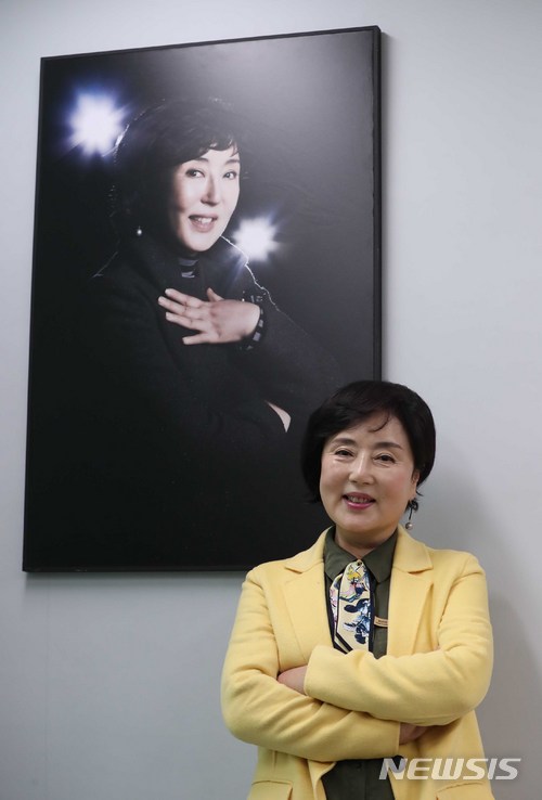 【서울=뉴시스】고승민 기자 = 김성녀 국립창극단 예술감독이 지난 8일 오후 서울 국립극장 내 뜰아래 연습실에서 뉴시스와 인터뷰 전 포즈를 취하고 있다. 2018.03.11. kkssmm99@newsis.com