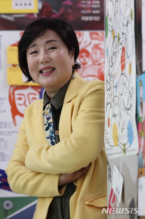 【서울=뉴시스】고승민 기자 = 김성녀 국립창극단 예술감독이 지난 8일 오후 서울 국립극장 내 뜰아래 연습실에서 뉴시스와 인터뷰 전 포즈를 취하고 있다. 2018.03.11. kkssmm99@newsis.com