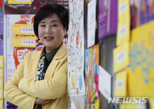 【서울=뉴시스】고승민 기자 = 김성녀 국립창극단 예술감독이 지난 8일 오후 서울 국립극장 내 뜰아래 연습실에서 뉴시스와 인터뷰 전 포즈를 취하고 있다. 2018.03.11. kkssmm99@newsis.com