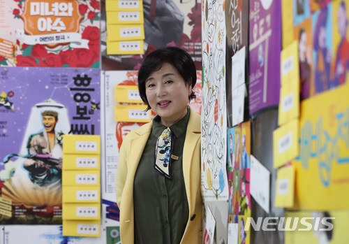 【서울=뉴시스】고승민 기자 = 김성녀 국립창극단 예술감독이 지난 8일 오후 서울 국립극장 내 국립창극단 그의 집무실에서 뉴시스와 인터뷰 전 포즈를 취하고 있다. 2018.03.11. kkssmm99@newsis.com