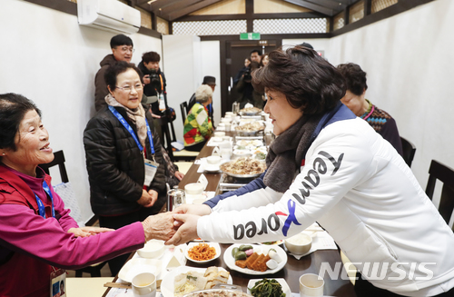 【평창=뉴시스】김정숙 여사는 10일 강원도 평창의 한 식당에서 올림픽 환경정화활동에 참여하는 10명의 어르신 봉사자들을 초청해 오찬을 하며 격려했다. 2018.03.10. (사진=청와대 제공) photo@newsis.com