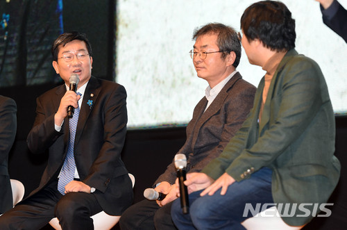 【수원=뉴시스】이정선 기자 = 전해철 더불어민주당 의원이 10일 오후 경기 수원 아주대학교에서 열린 ‘함께한 시간, 역사가 되다’ 북 콘서트에서 인사말을 하고 있다. 2018.03.10. ppljs@newsis.com