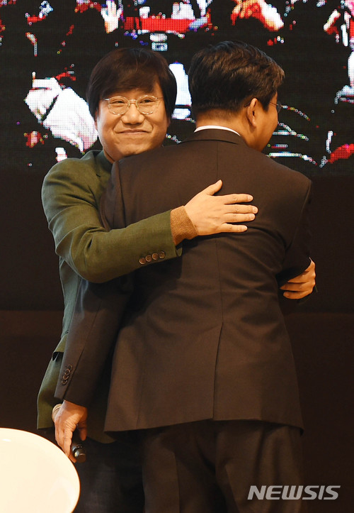 【수원=뉴시스】이정선 기자 = 전해철 더불어민주당 의원과 양정철 전 청와대 홍보기획비서관이 10일 오후 경기 수원 아주대학교에서 열린 ‘함께한 시간, 역사가 되다’ 전해철 북 콘서트에 참석하며 포옹하고 있다. 2018.03.10. ppljs@newsis.com