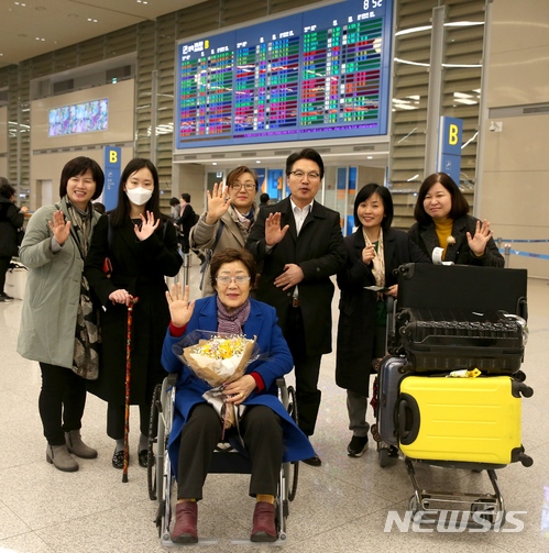 【광명=뉴시스】김지호 기자 = 일본군 위안부 피해자 이용수(91) 할머니가 프랑스에서의 피해 증언과 유네스코 본부 시위 등의 일정을 마치고 인천국제공항을 통해 귀국했다. 2018.03.11 (사진=광명시청 제공) photo@newsis.com