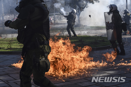 【테살로니키 = AP/뉴시스】 지난 3월 10일 테살로니키대학 캠퍼스 밖에서 경찰과 진압군이 대학을 점거하고 시위를 벌이던 아나키스트 시위대와 충돌, 격전을 벌이고 있다.&nbsp;&nbsp;&nbsp; 