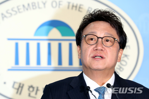 【서울=뉴시스】이종철 기자 = 3월 7일 서울 여의도 국회 정론관에서 서울시장 경선에 도전하는 민병두 의원이 정책을 발표하고 있다. 2018.03.07.&nbsp; jc4321@newsis.com 