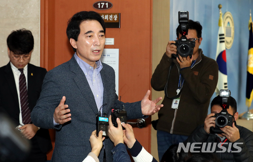 【서울=뉴시스】이종철 기자 = 더불어민주당 충남지사 예비후보인 박수현 청와대 전 대변인이 11일 서울 여의도 국회 정론관에서 서류를 보여주며 "저에게 제기된 여성당직자 특혜공천 및 불륜 의혹이 날조된 거짓이며 청와대 대변인 재직 시 부정청탁을 거절했다가 보복성 정치공작에 시달리고 있다"고 주장하고 있다. 2018.03.11. jc4321@newsis.com