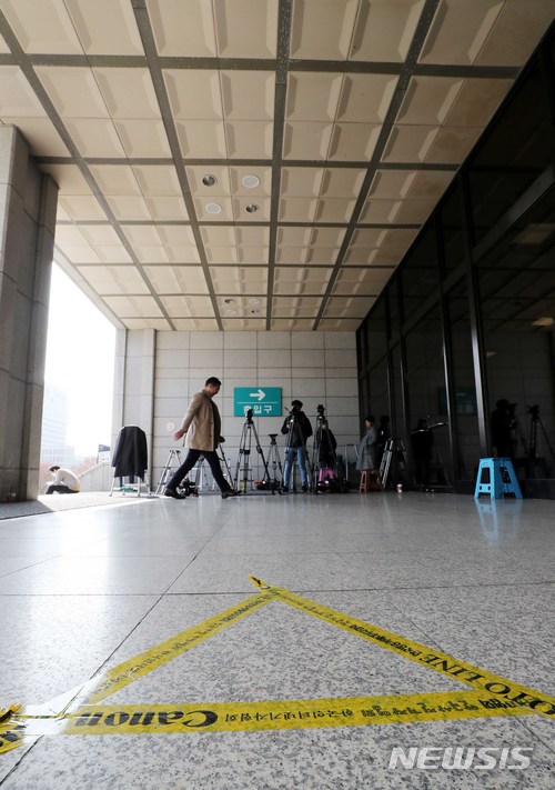 【서울=뉴시스】고범준 기자 = 이명박 전 대통령의 검찰 조사가 사흘 앞으로 다가온 지난 11일 오후 서울 서초구 서울중앙지방검찰청에 포토라인이 설치되어 있다. 2018.03.11. bjko@newsis.com