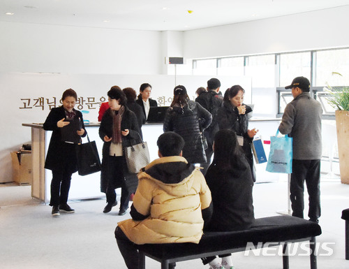 【밀양=뉴시스】안지율 기자 = 고려개발은 11일 경남 밀양시 삼문동 e편한세상 아파트에서 오는 4월20일 입주를 앞두고 입주자를 대상으로 사전점검 행사를 진행하고 있다. 2018.03.11. alk9935@newsis.com