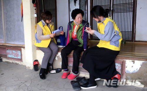 【광주=뉴시스】신대희 기자 = 광주 서구는 11일 유덕동 맞춤형복지팀이 복지사각지대 주민들을 발굴해 필요한 복지 서비스를 제공하고 있다고 밝혔다. 2018.03.11. (사진 = 광주 서구 제공) photo@newsis.com