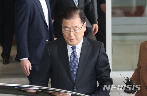 【인천공항=뉴시스】권현구 기자 = 정의용 청와대 국가안보실장이 도널드 트럼프 미 대통령에게 방북결과를 설명하고 11일 오후 인천국제공항을 통해 귀국하고 있다. 2018.03.11. stoweon@newsis.com